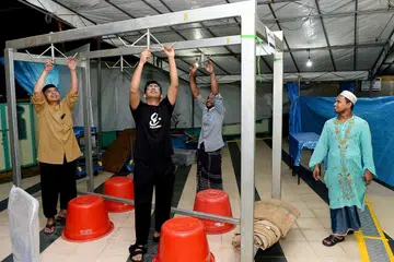 MENJELANG AIDILADHA: Relawan Masjid Hj Yusoff menyiakan segala keperluan dan ruang bagi memudahkan proses penyembelihan kambing menjelang Hari Raya Aidiladha tahun lalu. 