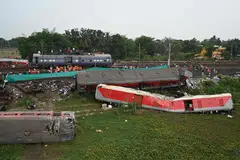 NAHAS DI LANDASAN: Tiga kereta api bertembung mengakibatkan lebih 300 orang maut dalam kejadian dekat Balasore, kira-kira 200 kilometer dari ibu kota Bhubaneswar di negeri Odisha, pada 4 Jun lalu. Kemalangan ini adalah yang terburuk dalam nahas kereta api di India beberapa dekad kebelakangan ini.