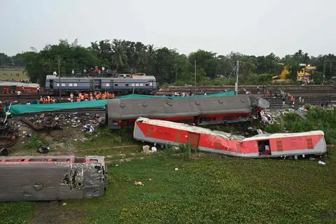 NAHAS DI LANDASAN: Tiga kereta api bertembung mengakibatkan lebih 300 orang maut dalam kejadian dekat Balasore, kira-kira 200 kilometer dari ibu kota Bhubaneswar di negeri Odisha, pada 4 Jun lalu. Kemalangan ini adalah yang terburuk dalam nahas kereta api di India beberapa dekad kebelakangan ini.