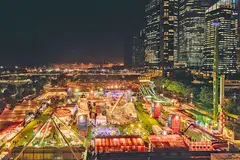 KEGIATAN SERONOK: Pengunjung boleh nikmati bermacam-macam permainan di Karnival Prudential Marina Bay (atas) yang akan berlangsung di Bayfront Event Space hujung tahun ini. - Foto Colossal