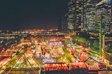 KEGIATAN SERONOK: Pengunjung boleh nikmati bermacam-macam permainan di Karnival Prudential Marina Bay (atas) yang akan berlangsung di Bayfront Event Space hujung tahun ini. - Foto Colossal