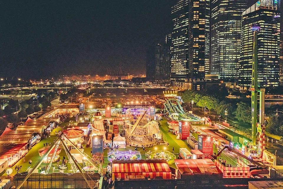 KEGIATAN SERONOK: Pengunjung boleh nikmati bermacam-macam permainan di Karnival Prudential Marina Bay (atas) yang akan berlangsung di Bayfront Event Space hujung tahun ini. - Foto Colossal