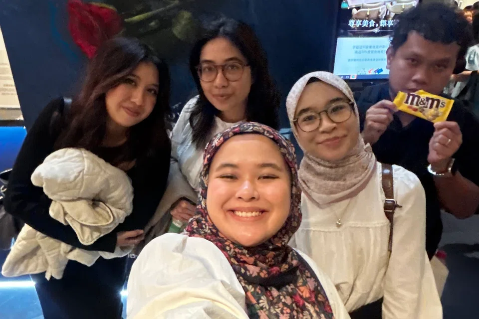 Wartawan bersama rakan sekerja menonton teater Phantom of the Opera pada salah satu malam hari bekerja.