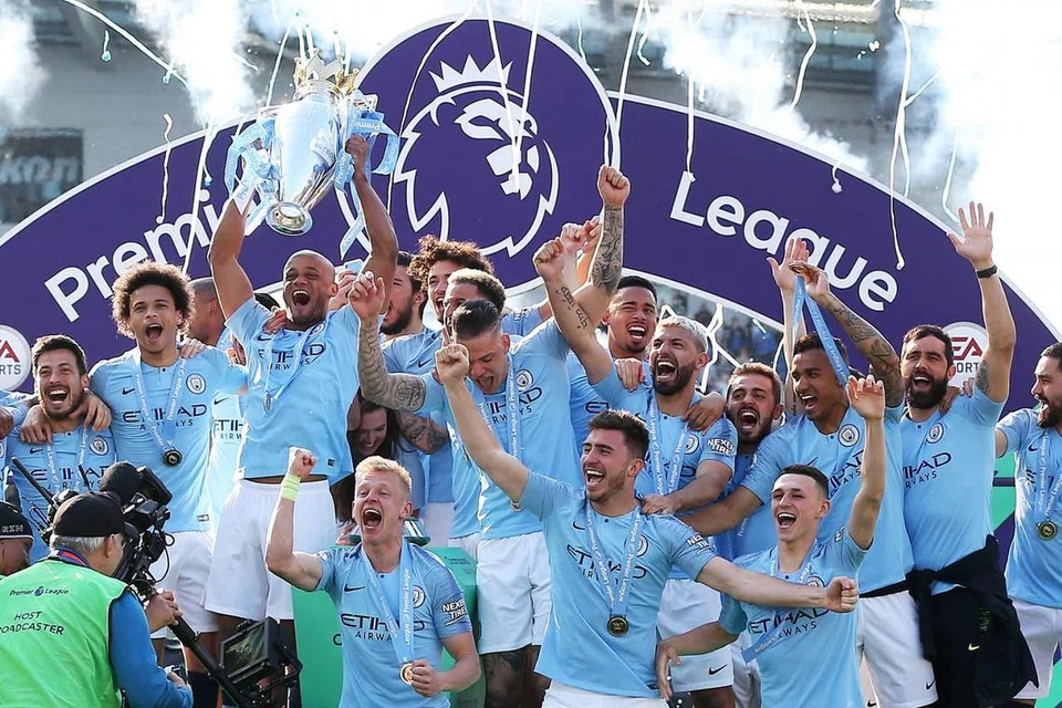 JUARA BERTAHAN: Pemain Manchester City meraikan kemenangan menjulang piala EPL mereka yang kedua berturut-turut selepas menewaskan Brighton 4-1 kelmarin. - Foto EPA-EFE