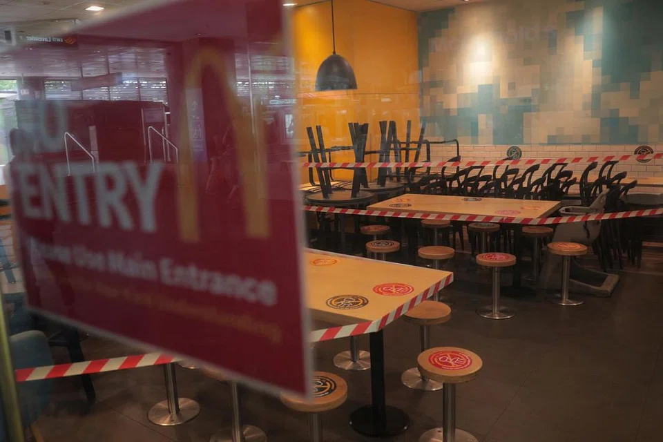 TIDAK SEPERTI BIASA: Tiada orang menjamu selera, baik di Pusat Makanan People's Park mahupun Mcdonald's di luar MRT Lavender. - Foto BH oleh TIMOTHY DAVID/JASON QUAH 