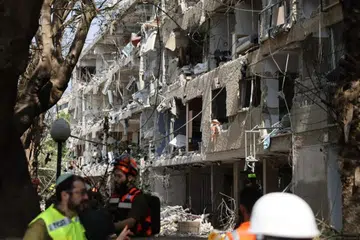 Sebuah bangunan kediaman di Tel Aviv yang dilanda serangan Iran pada 22 Jun.