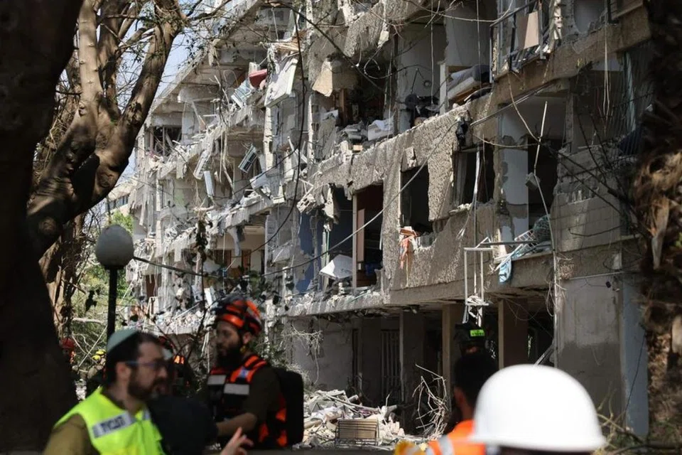 Sebuah bangunan kediaman di Tel Aviv yang dilanda serangan Iran pada 22 Jun.