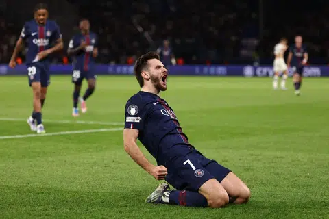 Penyerang PSG, Khvicha Kvaratskhelia, meraikan jaringan kedua pasukannya. 