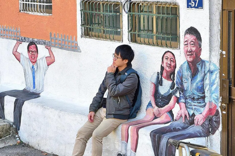 HASIL SENI: Apabila anda ke Korea nanti, nikmati kawasan perkampungan yang dipenuhi dengan karya seni agar dapat membawa pulang memori indah semasa di sana. 