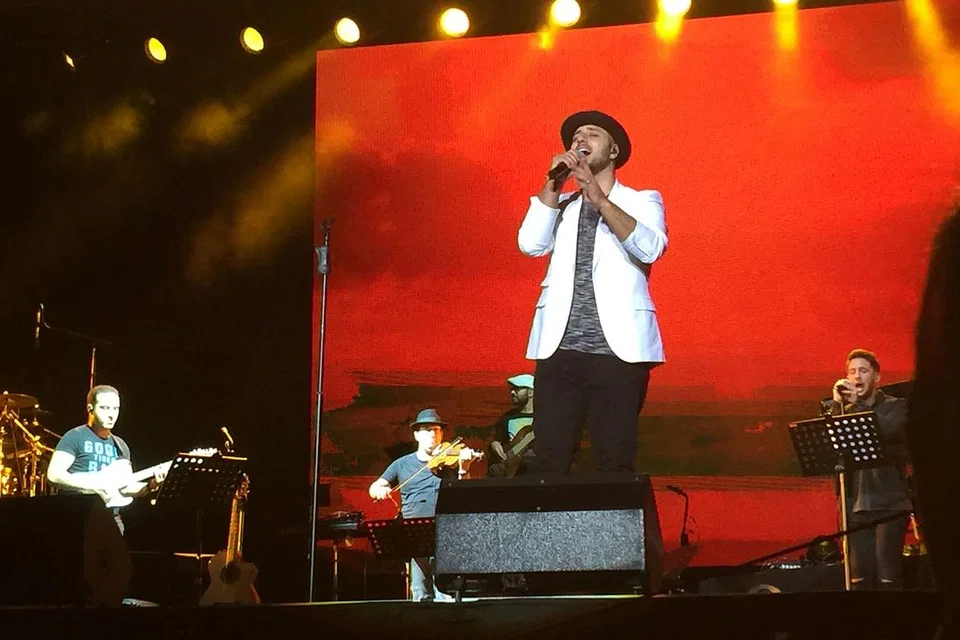 KEMBARA KE ZON KESEDARAN: Konsert 'Maher Zain One Tour' dihadiri peminat daripada pelbagai lapisan usia yang ingin mencari ketenangan. - Foto HARYANI ISMAIL