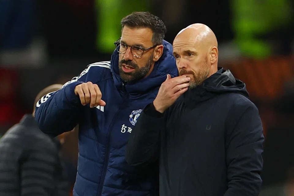 Ruud Van Nistelrooy (kiri) bersama Erik ten Hag semasa perlawanan Liga Europa dengan FC Twente pada 25 September. 