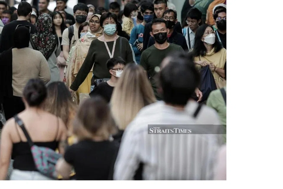 LANGKAH PENCEGAHAN: Orang ramai dinasihatkan supaya memakai pelitup semasa berada di tempat awam terutama mereka yang didapati positif Covid-19.