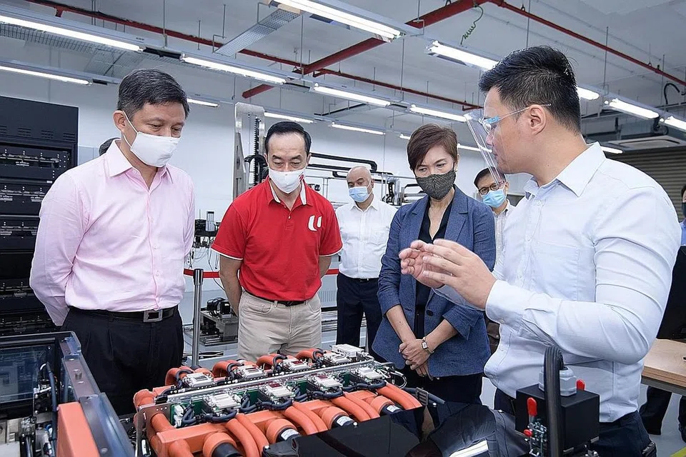 LAWATAN KE SYARIKAT: (dari kiri) Encik Chan Chun Sing; Timbalan Setiausaha Agung NTUC dan Setiausaha Eksekutif Kesatuan Pekerja Industri Besi (Miwu), Dr Koh Poh Koon; dan Cik Josephine Teo, mengunjungi syarikat AEM Singapore di Serangoon North semalam untuk meninjau bagaimana syarikat itu membina keupayaan terasnya untuk menjadi peneraju dalam penyediaan ujian semikonduktor dan menangani huraian. - Foto MTI