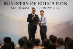 Encik Mohammad Faisal Mohammad Feroz (kiri) merupakan antara 21 individu yang menerima anugerah Skim Bakat Pengajaran dan Penyelidikan Akademik Singapura (Start) Kementerian Pendidikan (MOE) yang disampaikan Menteri Pendidikan, Encik Desmond Lee, pada 1 Ogos di Pusat Konvensyen dan Ekspo Sands.