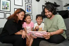 Encik Fazli Nasser tidak dapat menyambut Hari Raya Aidilfitri pada 1 Syawal kerana terpaksa menjalani pembedahan untuk membuang tumor barah yang tumbuh di bahagian otaknya. Bersamanya adalah isterinya, Cik Mayang Sari, dan anak-anaknya, Sofia Aamal (berbaju merah jambu) dan Yusuf Ilham.