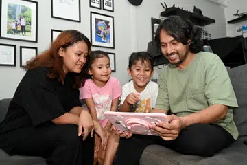 Encik Fazli Nasser tidak dapat menyambut Hari Raya Aidilfitri pada 1 Syawal kerana terpaksa menjalani pembedahan untuk membuang tumor barah yang tumbuh di bahagian otaknya. Bersamanya adalah isterinya, Cik Mayang Sari, dan anak-anaknya, Sofia Aamal (berbaju merah jambu) dan Yusuf Ilham.