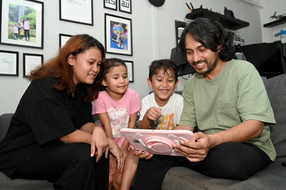 Encik Fazli Nasser tidak dapat menyambut Hari Raya Aidilfitri pada 1 Syawal kerana terpaksa menjalani pembedahan untuk membuang tumor barah yang tumbuh di bahagian otaknya. Bersamanya adalah isterinya, Cik Mayang Sari, dan anak-anaknya, Sofia Aamal (berbaju merah jambu) dan Yusuf Ilham.