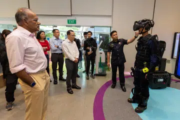 TINJAU PAMERAN: Encik K. Shanmugam (kiri)  bersama pengerusi HTX, Encik Aubeck Kam Tse Tsuen (empat dari kiri),  Setiausaha Tetap (Pembangunan Ehwal Dalam Negeri) 
di Kementerian Ehwal Dalam Negeri, meninjau pameran yang terdapat di pusat Hatch.