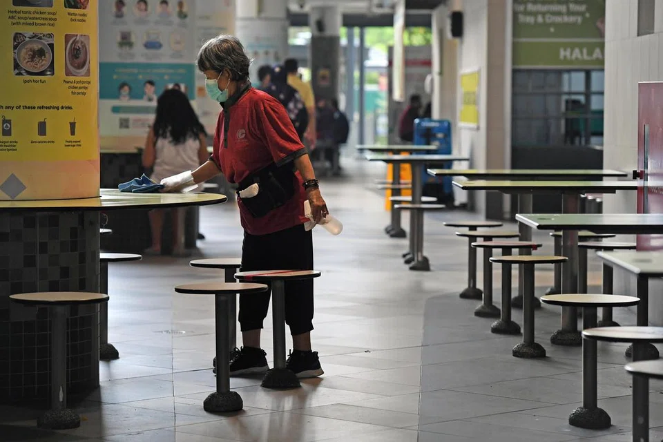 TERPAKSA BEKERJA: Sesetengah ibu bapa yang sudah lanjut usia terpaksa bekerja supaya dapat terus memberi sokongan kewangan kepada anak dewasa mereka yang tidak bekerja. 