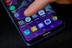 ENCIK MUHAMMAD IMRAN SALLEH: Ingin tunggu dan lihat sebelum mendapatkan model terkini Huawei. CIK NORHERNANI RAHAMAD: Bimbang tidak dapat gunakan aplikasi seperti Gmail dan Google Play Store. SEKATAN TERHADAP HUAWEI: Pengguna telefon bimbit Huawei boleh terus menggunakan aplikasi dan khidmat Google serta pengemaskinian keselamatan. Namun, pada masa akan datang, mereka mungkin tidak akan mendapat pengemaskinian itu segera atau langsung tidak mendapatnya. CIK SITI AMINAH ISMAIL: Harap Huawei boleh yakinkan Amerika agar Google terus berurusan dengannya.