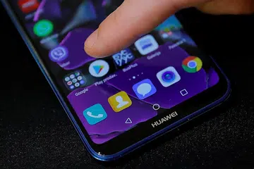 ENCIK MUHAMMAD IMRAN SALLEH: Ingin tunggu dan lihat sebelum mendapatkan model terkini Huawei. CIK NORHERNANI RAHAMAD: Bimbang tidak dapat gunakan aplikasi seperti Gmail dan Google Play Store. SEKATAN TERHADAP HUAWEI: Pengguna telefon bimbit Huawei boleh terus menggunakan aplikasi dan khidmat Google serta pengemaskinian keselamatan. Namun, pada masa akan datang, mereka mungkin tidak akan mendapat pengemaskinian itu segera atau langsung tidak mendapatnya. CIK SITI AMINAH ISMAIL: Harap Huawei boleh yakinkan Amerika agar Google terus berurusan dengannya.