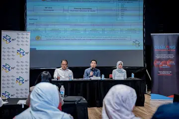 (Dari kiri) Timbalan Pengarah (Penyepaduan), Persatuan Rakyat (PA), Encik Muhammad Yunus Haroon; Menteri di Pejabat Perdana Menteri, Dr Mohamad Maliki Osman; dan Menteri Negara (Penerangan dan Pembangunan Digital merangkap Kesihatan), Cik Rahayu Mahzam, di sidang media pada 25 Oktober untuk memberi perkembangan terkini mengenai kemajuan M³@Bandar sepanjang lima tahun lalu.