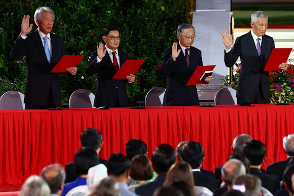 (Dari kanan) Menteri Kanan, Encik Lee Hsien Loong, Timbalan Perdana Menteri, Encik Gan Kim Yong dan Encik Heng Swee Keat serta Menteri Kanan, Encik Teo Chee Hean mengangkat sumpah sebagai anggota kanan kabinet Perdana Menteri, Encik Lawrence Wong. 