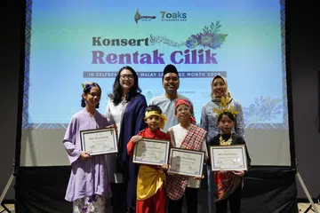 ‘Konsert Rentak Cilik’ di Project Studio Wisma Geylang Serai pada 3 September mencapai kemuncaknya dengan pelantikan Duta Bahasa Cilik dan Rakan Bahasa Cilik 2024-2025. Acara turut dihadiri oleh  Anggota Parlimen (AP) GRC Chua Chu Kang yang juga Pengerusi Jawatankuasa Bulan Bahasa 2024, Encik Zhulkarnain Abdul Rahim (tengah); Presiden PPIS, Cik Hazlina Abdul Halim (kiri, barisan belakang); dan Ketua Pegawai Eksekutif PPIS, Cik Aidaroyani Adam (kanan, barisan belakang). 