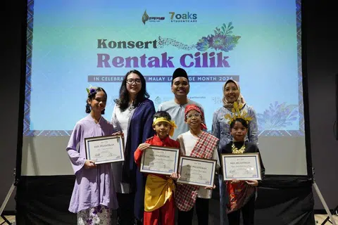 ‘Konsert Rentak Cilik’ di Project Studio Wisma Geylang Serai pada 3 September mencapai kemuncaknya dengan pelantikan Duta Bahasa Cilik dan Rakan Bahasa Cilik 2024-2025. Acara turut dihadiri oleh  Anggota Parlimen (AP) GRC Chua Chu Kang yang juga Pengerusi Jawatankuasa Bulan Bahasa 2024, Encik Zhulkarnain Abdul Rahim (tengah); Presiden PPIS, Cik Hazlina Abdul Halim (kiri, barisan belakang); dan Ketua Pegawai Eksekutif PPIS, Cik Aidaroyani Adam (kanan, barisan belakang). 