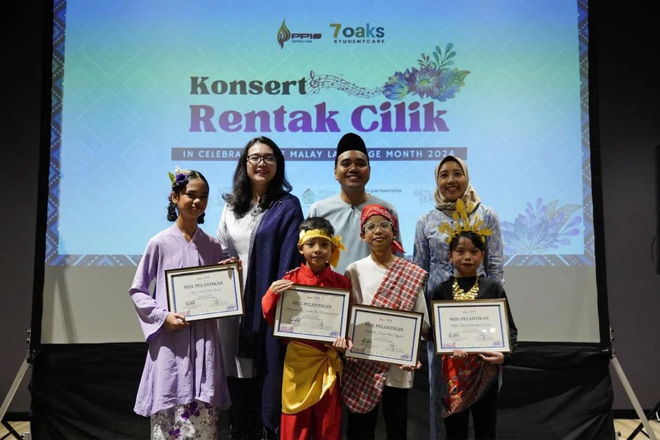 RAI PELANTIKAN: ‘Konsert Rentak Cilik’ di Project Studio Wisma Geylang Serai pada 3 September menyaksikan pelantikan Duta Bahasa Cilik dan Rakan Bahasa Cilik 2024-2025. Acara itu turut dihadiri Anggota Parlimen (AP) GRC Chua Chu Kang, yang juga Pengerusi Jawatankuasa Bulan Bahasa 2024, Encik Zhulkarnain Abdul Rahim (belakang, dua dari kanan); Presiden PPIS, Cik Hazlina Abdul Halim (belakang, dua dari kiri); dan Ketua Pegawai Eksekutif PPIS, Cik Aidaroyani Adam (belakang, kanan).