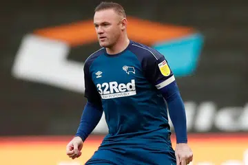 COVID-19 MELANDA PASUKAN: Wayne Rooney (gambar atas) dan skuad pasukan utama Derby akan terlepas beraksi dalam perlawanan pusingan ketiga Piala FA di Chorley Sabtu ini berikutan wabak koronavirus yang menyebabkan padang latihan mereka ditutup Isnin lalu. - Foto REUTERS