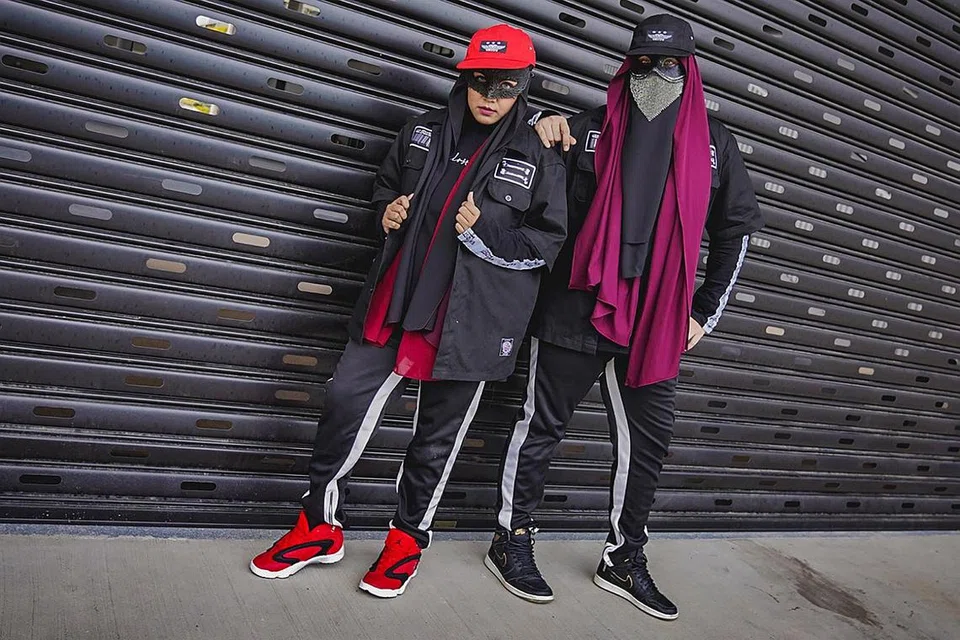 SRIKANDI RAP: Laika (kiri) dan Kasilda yang menganggotai Poetic Maleeka memperjuangkan lagu rap puitis yang menggabungkan unsur moden muzik dengan lirik sarat tradisi.