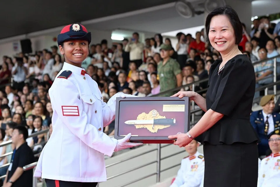 3SG Nurin Qhaireena Abdul Razak (kiri) menerima Anugerah Golden Bayonet daripada Menteri Negara (Perdagangan dan Perusahaan merangkap Ehwal Luar), Cik Gan Siow Huang, pada Majlis Perbarisan Tamat Latihan di Kem Pasir Laba pada 20 November. Anugerah ini diberikan kepada kadet terbaik dalam kohort Kursus Kadet Pakar Polis Tentera (MPSCC).