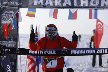 KEJAYAAN MEMBANGGAKAN: Md Shariff mengangkat kededua tangan selepas kejayaan menamatkan perlumbaan separuh Maraton Kutub Utara ini sekalipun berlumba dalam keadaan penuh ekstrem dan mencabar. - Foto MARATON KUTUB UTARA FWD