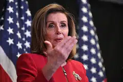 JANGKA MENANG: Speaker Dewan Perwakilan, Cik Nancy Pelosi, dijangka meningkatkan majoriti partinya di dewan itu sekurang-kurangnya empat atau lima kerusi. - Foto EPA-EFE