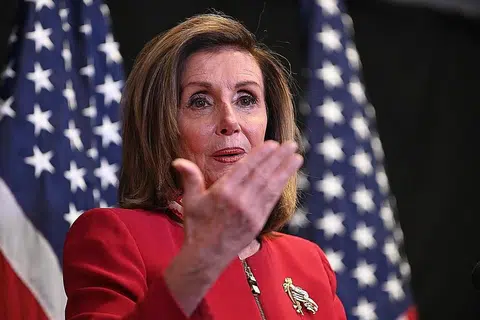 JANGKA MENANG: Speaker Dewan Perwakilan, Cik Nancy Pelosi, dijangka meningkatkan majoriti partinya di dewan itu sekurang-kurangnya empat atau lima kerusi. - Foto EPA-EFE