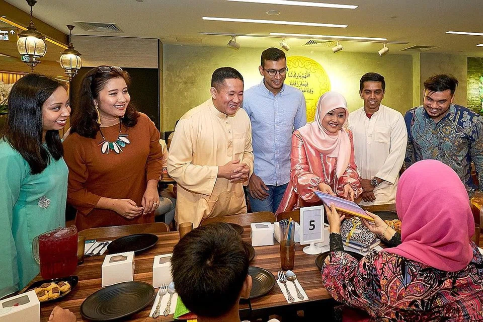HULUR SUMBANGAN: Cik Rahayu (tiga dari kanan) dan Encik Amrin (tiga dari kiri) bersama beberapa pegawai guaman Islam setempat termasuk (dari kiri) Cik Fathiah Najwa, Cik Nadia Samdin, Encik Masoor Amir (tengah), Encik Hairul Hakkim (dua dari kanan) dan Encik Rano Matiin Nurhanes, menyampaikan sumbangan keperluan balik ke sekolah kepada salah seorang penerima bantuan. - Foto BH oleh ROSLEE ABDUL RAZAK