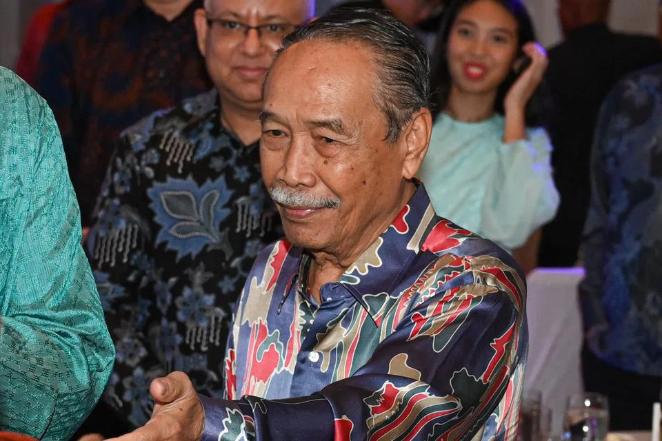 KIAN PULIH: Encik Yatiman Yusof (depan, tiga dari kanan) akur penglihatannya kian baik setelah menjalani pembedahan katarak apabila hadir di majlis Anugerah Jauhari Berita Harian 2023.