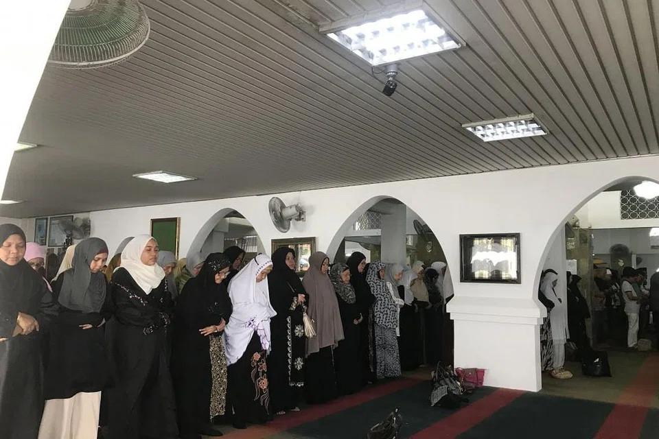 Solat jenazah untuk Allahyarhamha Asmah Laili di Masjid Ba'alwie. 