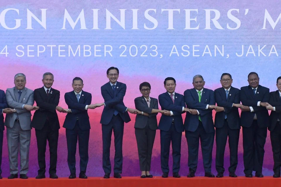 BERSATU TETAPKAN AGENDA: Agenda bagi Sidang Puncak Asean ke-43 ditetapkan dalam Mesyuarat Menteri Ehwal Luar yang diadakan di Jakarta, Indonesia, pada Isnin (4 Sep). 