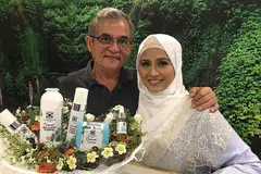 RESIPI TURUN-TEMURUN: Cik Siti Mastura Alwi dan suaminya, Encik Halim Rahman, sama-sama melancarkan Siti Mastura Vanity Series, koleksi penjagaan kulit wajah, minyak pati dan mandian. - Foto BM oleh HANIM MOHD SALEH