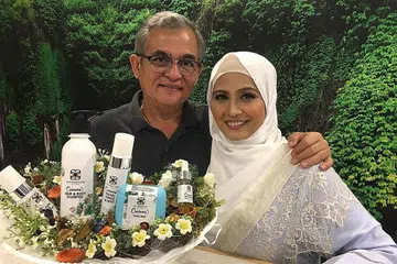 RESIPI TURUN-TEMURUN: Cik Siti Mastura Alwi dan suaminya, Encik Halim Rahman, sama-sama melancarkan Siti Mastura Vanity Series, koleksi penjagaan kulit wajah, minyak pati dan mandian. - Foto BM oleh HANIM MOHD SALEH