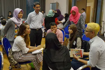RANCAK BERBINCANG: Dr Faishal (berdiri) dan Anggota Parlimen Jurong, Cik Rahayu Mahzam (kiri), mendengar perbincangan beberapa wakil pertubuhan Melayu/Islam dan Jawatankuasa Eksekutif Kegiatan Melayu (MAEC) mengenai aspirasi belia bagi masa depan Singapura. - Foto TUKIMAN WARJI