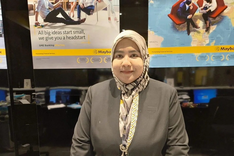 ELAK MANGSA DITIPU: Kepekaan Cik Nurul Amaleena Mohd Asri terhadap permintaan cashier’s order dengan jumlah luar biasa berjaya mengelakkan pelanggan Maybank Singapore daripada daripada ditipu ‘inspektor polis’ pada 30 Oktober.