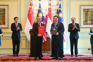 Timbalan Perdana Menteri merangkap Menteri Perdagangan dan Perusahaan, Encik Gan Kim Yong (dua dari kiri) bertukar Perjanjian Zon Ekonomi Khas Johor-Singapura (JS-SEZ) bersama Menteri Ekonomi Malaysia, Encik Rafizi Ramli (dua dari kanan), sambil disaksikan Perdana Menteri, Encik Lawrence Wong (kiri) dan Perdana Menteri Malaysia, Datuk Seri Anwar Ibrahim.