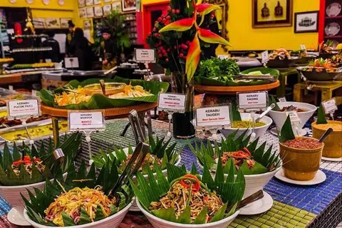 Alami suasana ‘pasar malam’ dengan hidangan beraneka rasa di restoran Rebung milik cef selebriti, Datuk Ismail Ahmad.