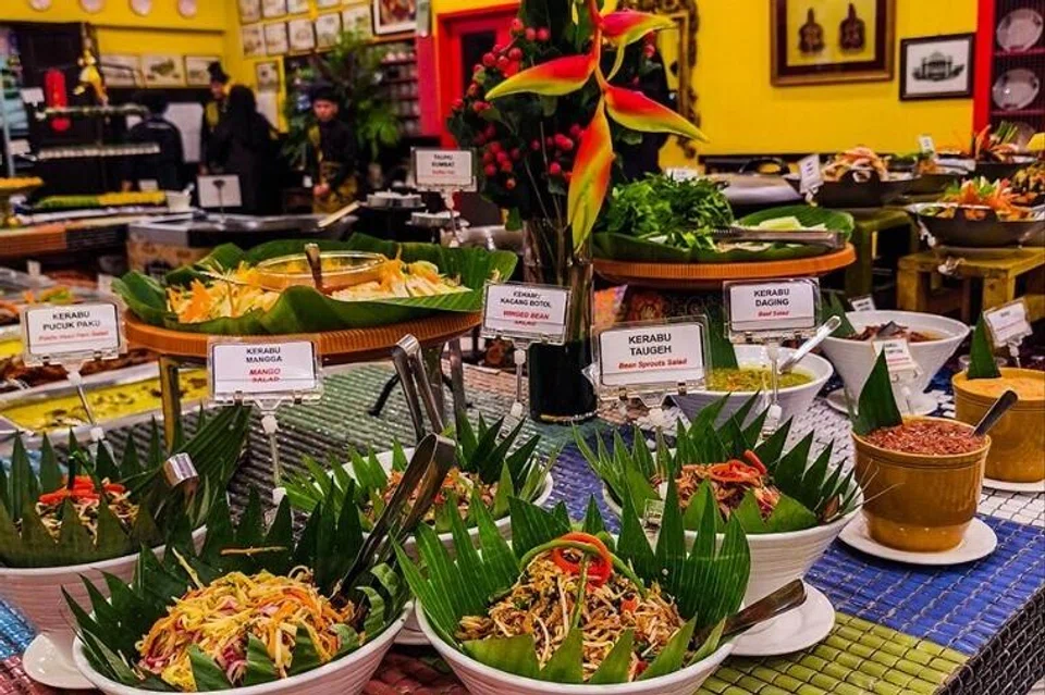 Alami suasana ‘pasar malam’ dengan hidangan beraneka rasa di restoran Rebung milik cef selebriti, Datuk Ismail Ahmad.