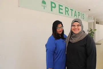 INGIN BANTU MASYARAKAT: Cik Siti Nurbaiyah (kiri) dan Cik Sarah terdorong menukar kerjaya dan menyertai sektor perkhidmatan sosial kerana terdorong mahu berbakti kepada masyarakat. - Foto BH oleh TIMOTHY DAVID