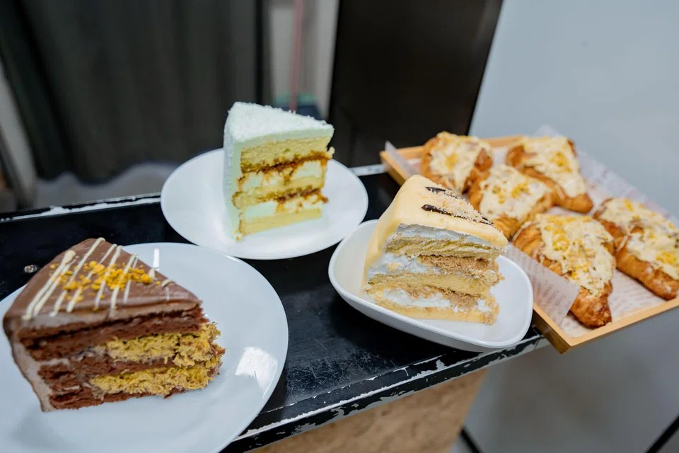 (Dari kiri) Kek ‘Kunafe’ Coklat Pistasio, Kek Onde-Onde, Kek ‘Kunafe’ Kacang Hazel dan Kroisan ‘Kunafe’ Pistasio. 