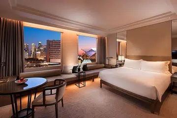 TINGKAT KEMAHIRAN: Conrad Centennial Singapore terus melatih kakitangannya untuk membina daya tahan hotel dari segi operasi dan kurangkan gangguan. - Foto CONRAD CENTENNIAL SINGAPORE